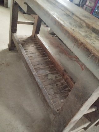 Banco de trabajo de madera rústico