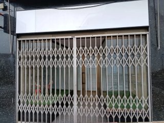 Escaparates, puerta y rótulo