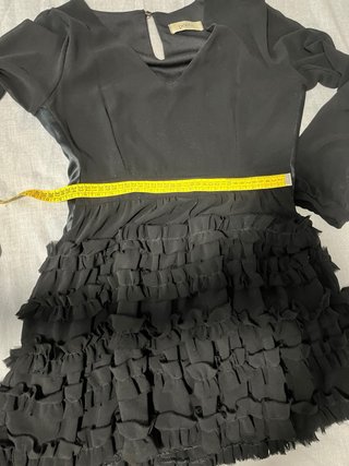 Elegante vestido corto negro manga larga