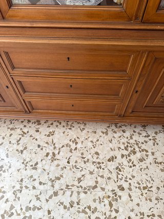 Vitrina antigua de madera y cristal