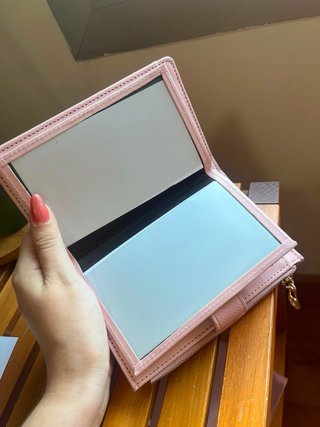 Cartera sintética rosa y beige