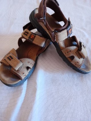 Sandali marroni con velcro