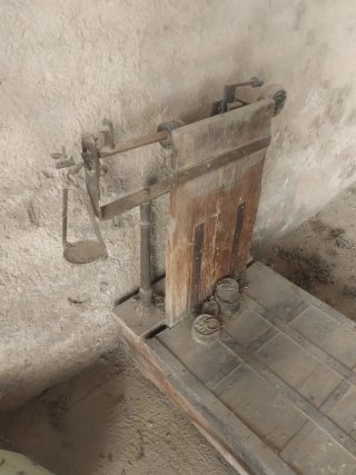 Báscula antigua de pesaje de madera