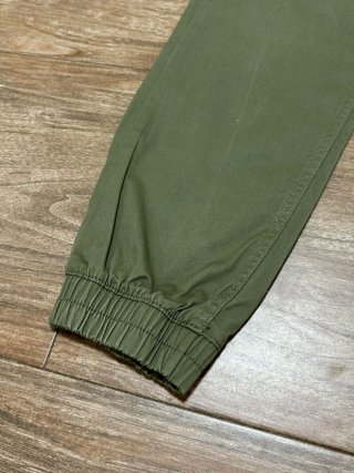 Pantalón elástico hombre