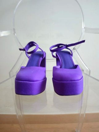 Zapatos de tacón en color morado con plataforma