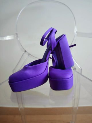 Zapatos de tacón en color morado con plataforma