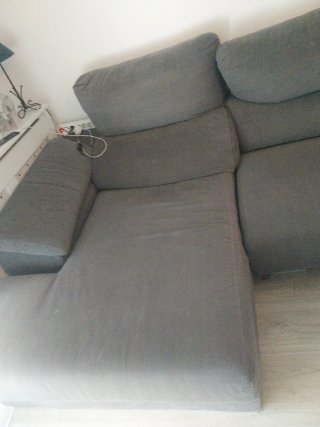 Sofá modular gris y mueble de salón