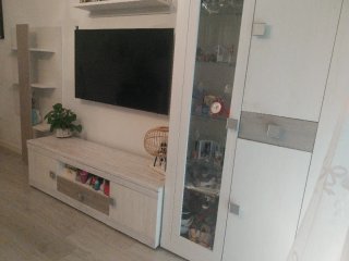 Sofá modular gris y mueble de salón