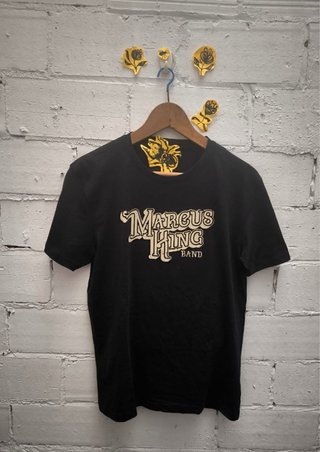 Variedad de camisetas de bandas rock