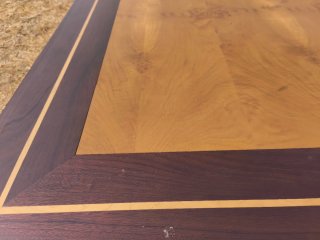 Mesa de comedor clásica de madera