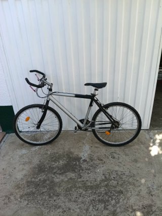 Bicicleta de Montaña Gris y Negra