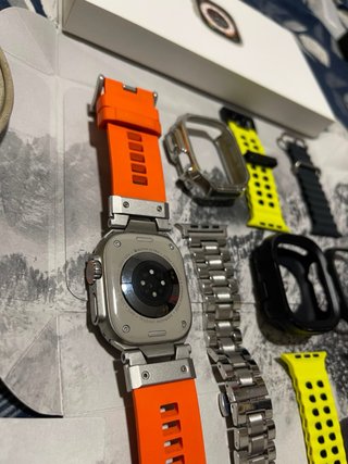 Apple Watch Ultra con correas y protectores