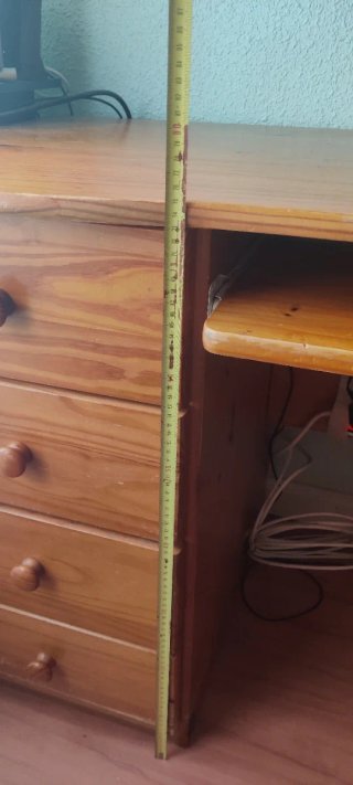 Escritorio de madera con cajones