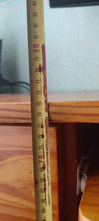 Escritorio de madera con cajones