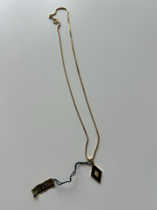 Collar rombo negro y dorado