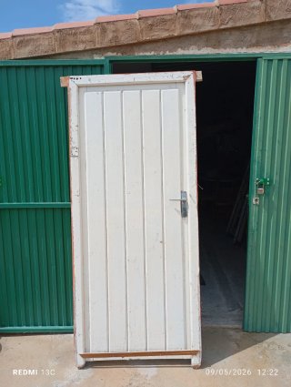 Puerta de entrada blanca de madera