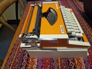 Máquina de escribir Olympia Traveller naranja