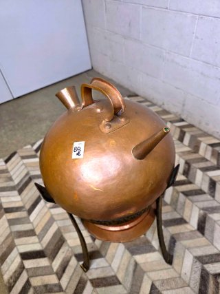 Botijo de cobre antiguo con soporte
