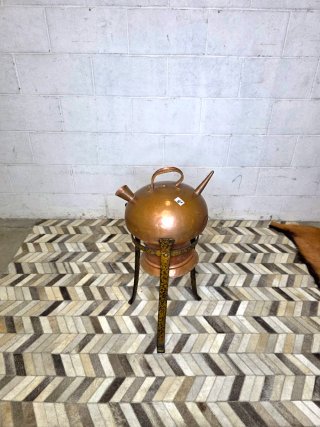 Botijo de cobre antiguo con soporte