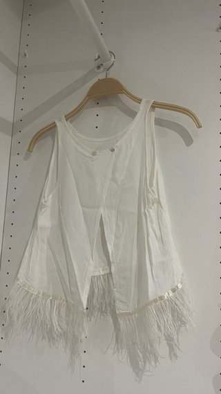 Top blanco con plumas