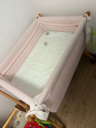 Minicuna bebé rosa con estampado