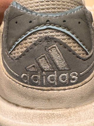 Zapatillas Adidas Grises y Blancas