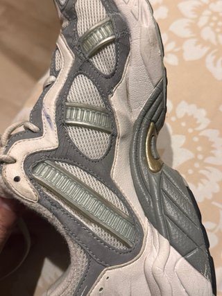 Zapatillas Adidas Grises y Blancas