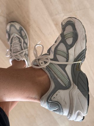 Zapatillas Adidas Grises y Blancas
