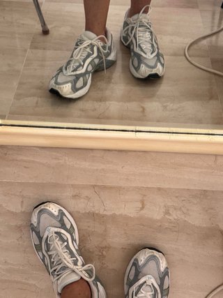 Zapatillas Adidas Grises y Blancas