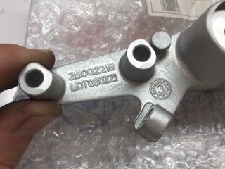 SOPORTE ESTRIBO PILOTO IZQ MOTO GUZZI V7 III 17-20