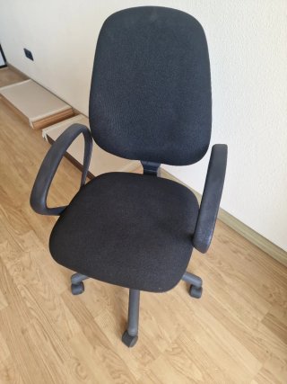 Silla de oficina ergonómica negra