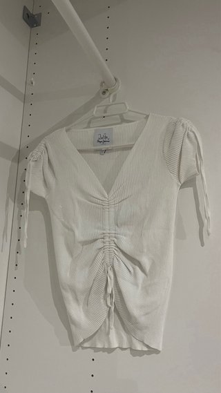 Top blanco de canalé con mangas abullonadas