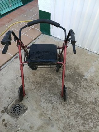 Andador con asiento y cesta
