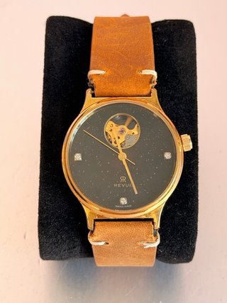 Reloj Revue Open Heart Dorado