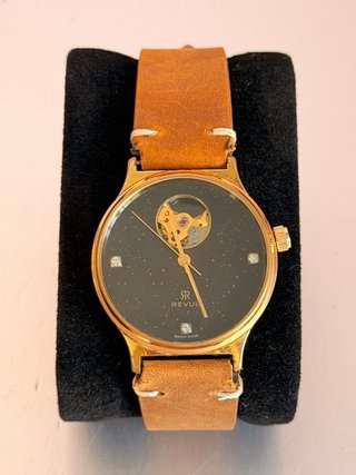 Reloj Revue Open Heart Dorado