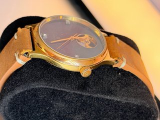 Reloj Revue Open Heart Dorado