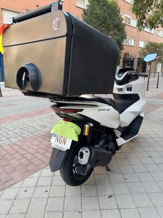Moto Scooter Blanca ( SIN CAJÓN )