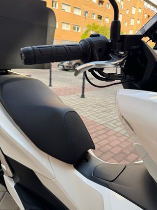 Moto Scooter Blanca ( SIN CAJÓN )
