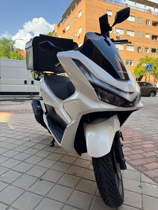 Moto Scooter Blanca ( SIN CAJÓN )