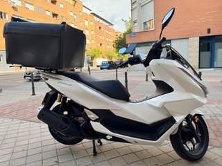 Moto Scooter Blanca ( SIN CAJÓN )