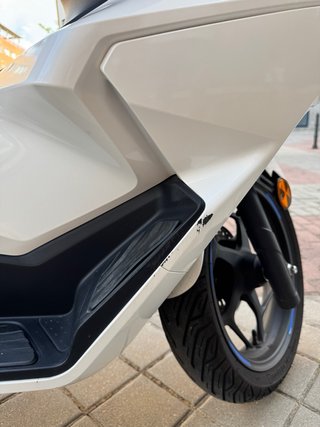 Moto Scooter Blanca ( SIN CAJÓN )