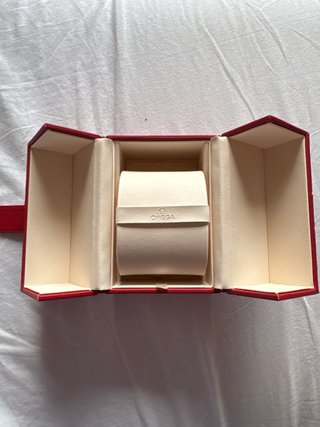 Caja de reloj Omega roja