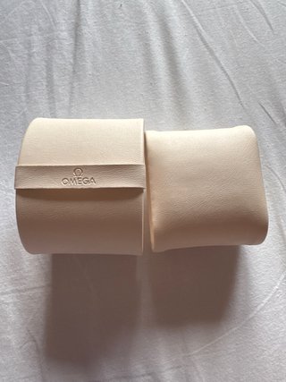 Caja de reloj Omega roja