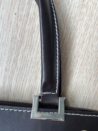 Bolso de piel combinado beige y negro