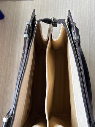 Bolso de piel combinado beige y negro