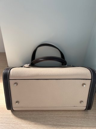 Bolso de piel combinado beige y negro
