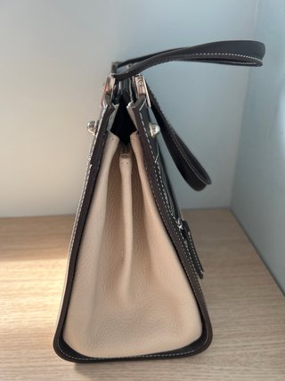 Bolso de piel combinado beige y negro