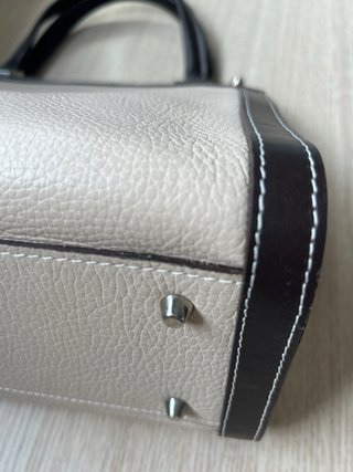 Bolso de piel combinado beige y negro