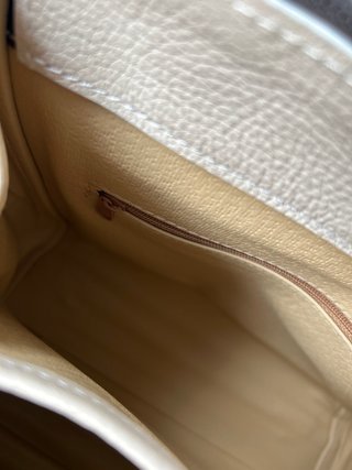 Bolso de piel combinado beige y negro