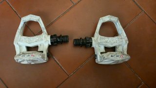 regalo Pedales Exustar blancos